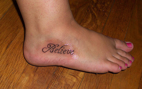 tatouage pied femme phrase