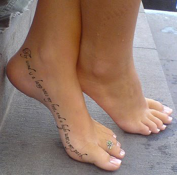 tatouage pied femme phrase