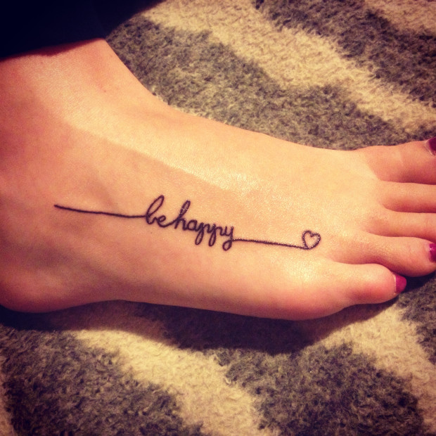 tatouage pied femme phrase