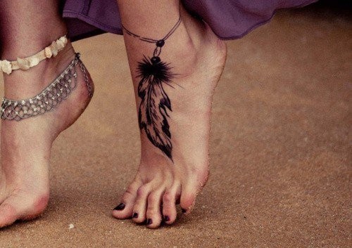 tatouage pied femme plume