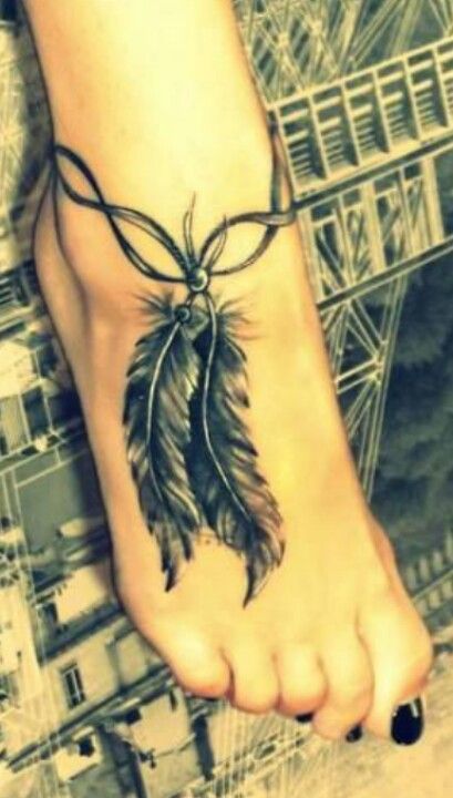 tatouage pied femme plume