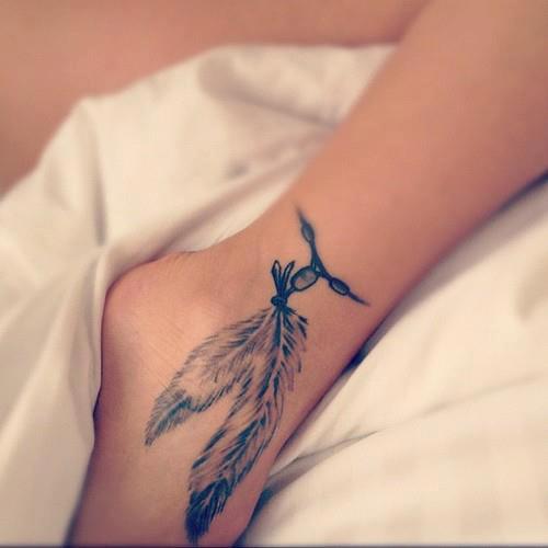 tatouage pied femme plume