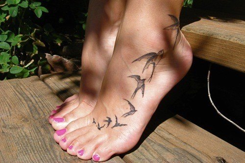 tatouage pied femme plume