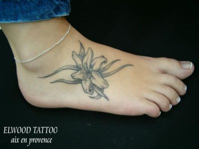 tatouage pied fleur