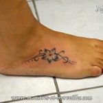 tatouage pied fleur