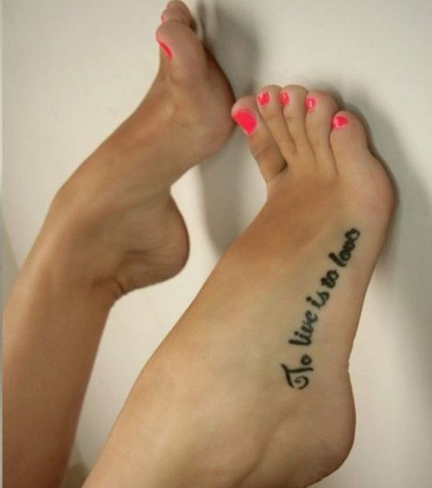 tatouage pied phrase