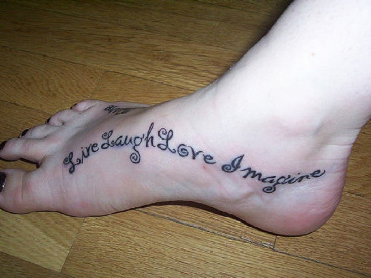 tatouage pied phrase