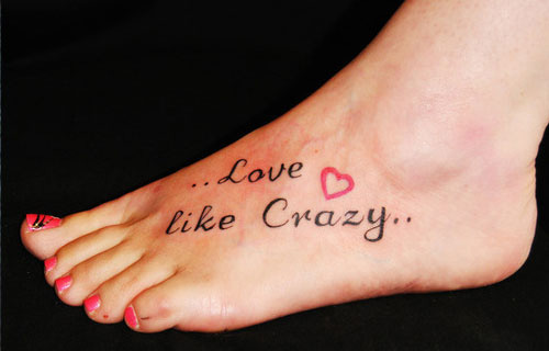 tatouage pied phrase