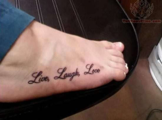tatouage pied phrase