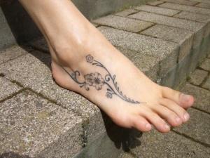 tatouage pieds fleurs