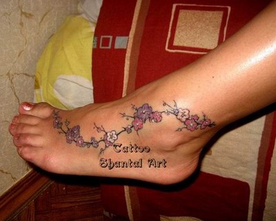 tatouage pieds fleurs