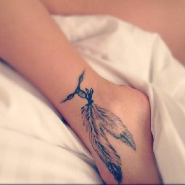 tatouage pieds noirs