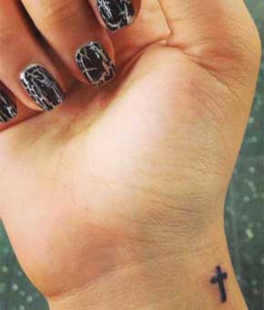 tatouage poignet femme croix