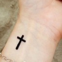 tatouage poignet femme croix