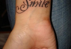 tatouage poignet femme écriture