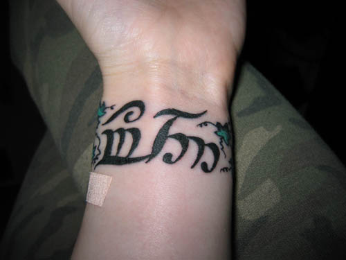 tatouage poignet femme ecriture arabe