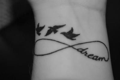 tatouage poignet femme infini