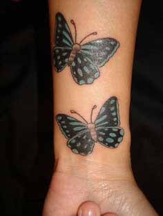 tatouage poignet femme papillon
