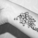 tatouage poignet fleur