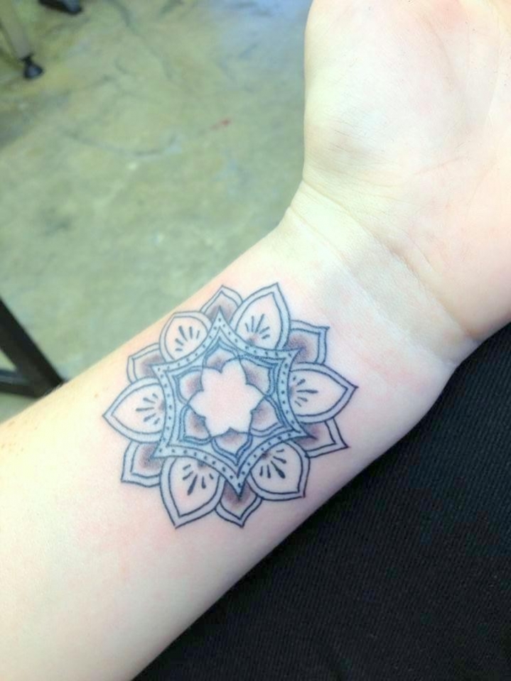 tatouage poignet fleur
