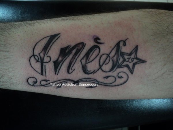 tatouage poignet prenom ines