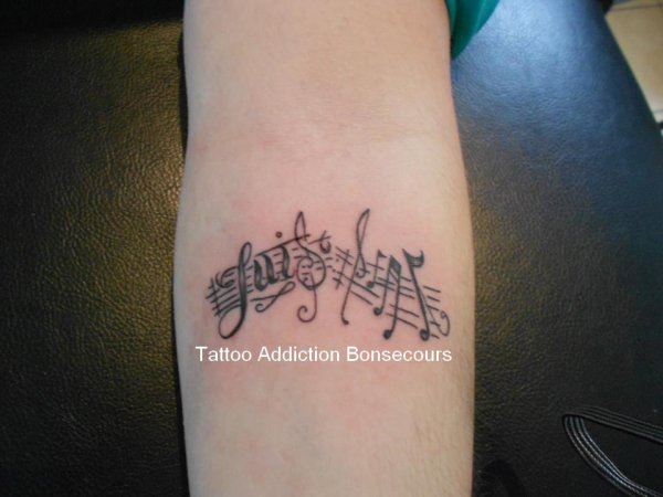 tatouage poignet prenom ines