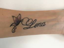 tatouage poignet prenom lucas