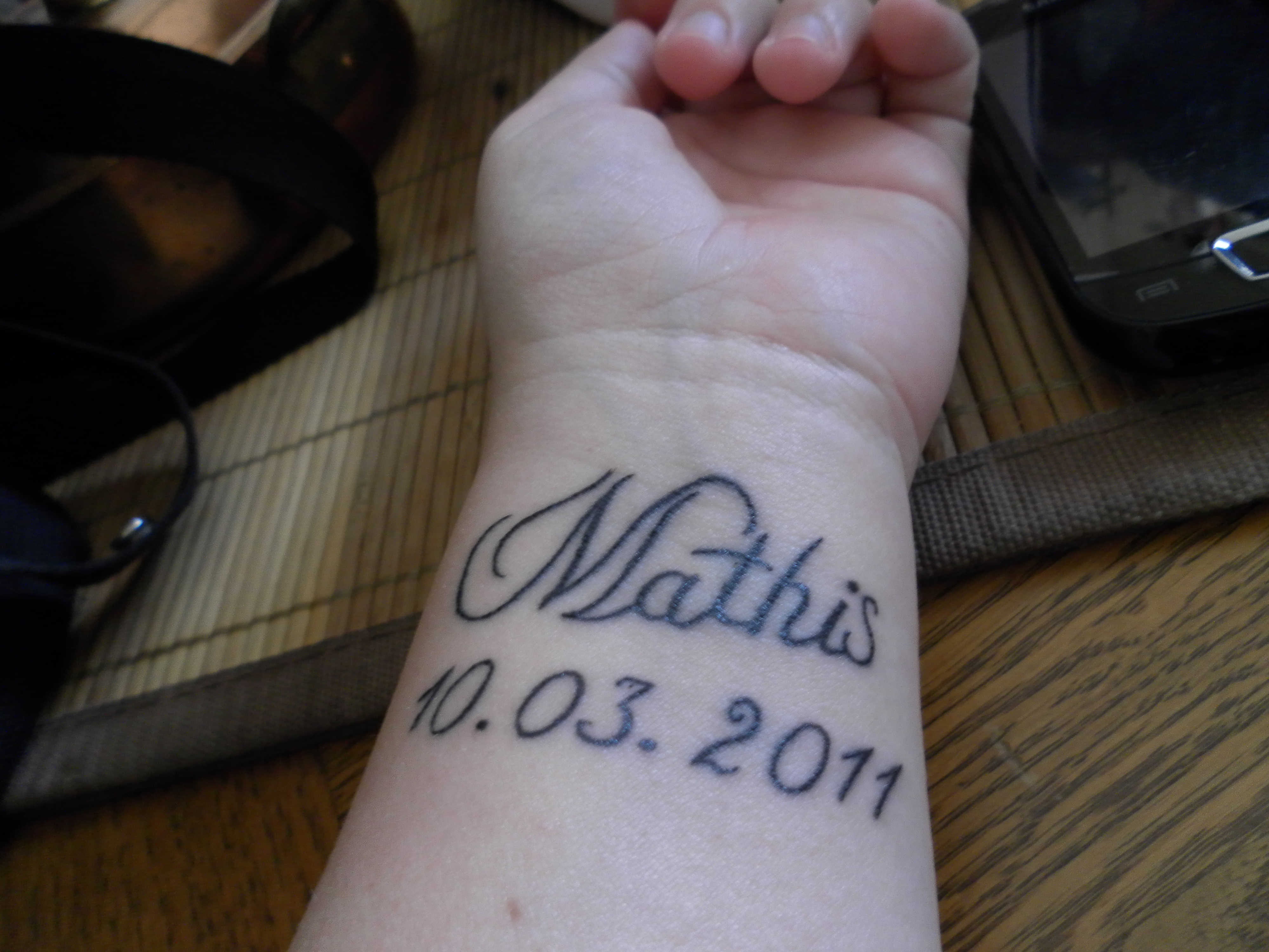 tatouage poignet prenom mathis