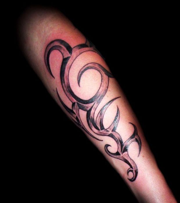 tatouage polynésien avant bras femme