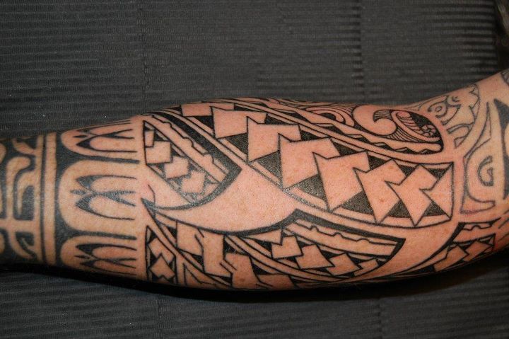 tatouage polynésien avant bras homme