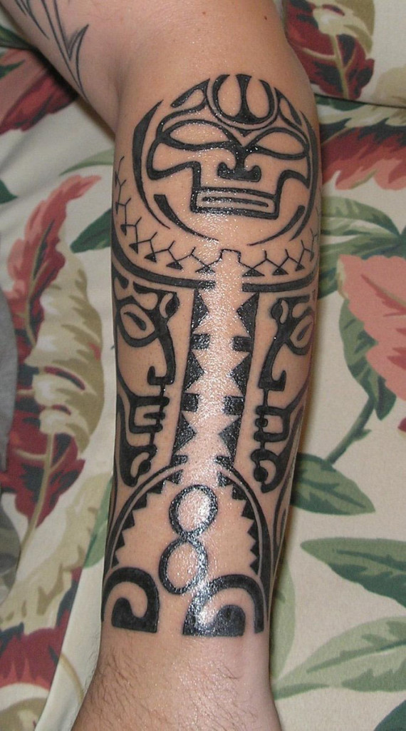 tatouage polynésien avant bras homme