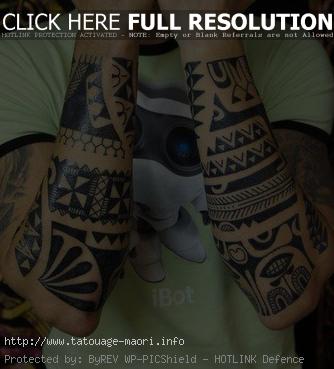 tatouage polynésien avant bras homme
