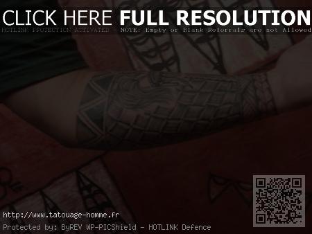 tatouage polynésien bracelet avant bras
