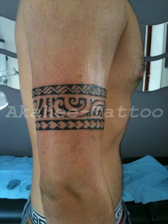 tatouage polynésien bracelet bras