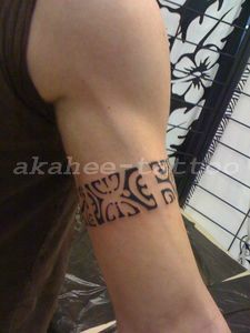 tatouage polynésien bracelet bras