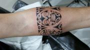 tatouage polynésien bras bracelet