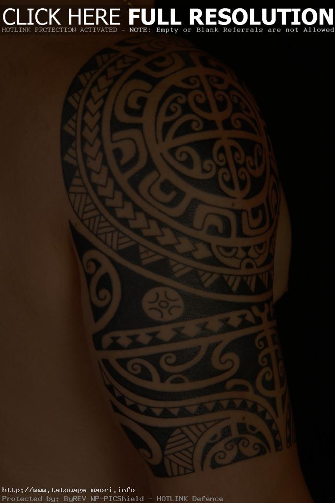 tatouage polynésien épaule