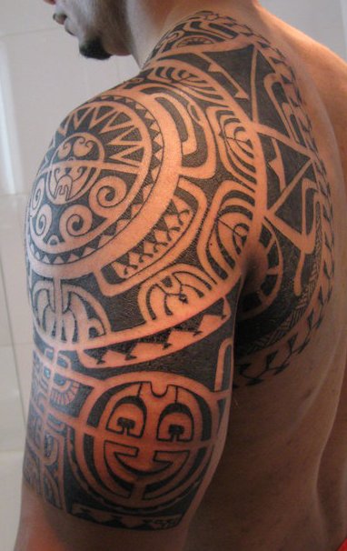 tatouage polynésien épaule bras