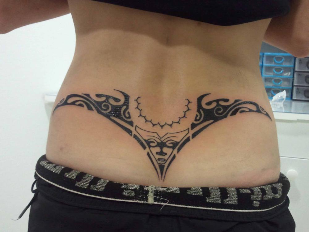 tatouage polynésien femme bas du dos