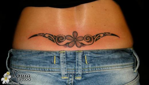 tatouage polynésien femme bas du dos