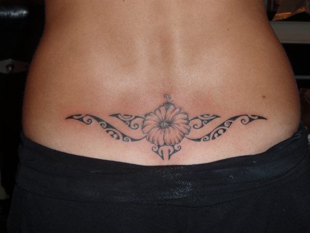 tatouage polynésien femme bas du dos