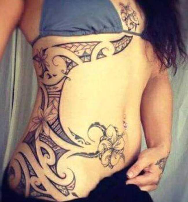tatouage polynésien femme bras