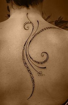 tatouage polynésien femme dos