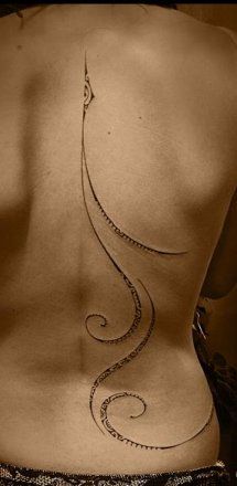 tatouage polynésien femme dos