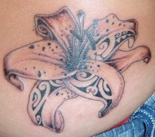 tatouage polynésien fleur de lys
