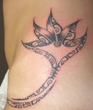 tatouage polynésien fleur de lys