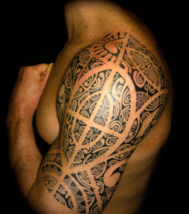 tatouage polynésien homme bras