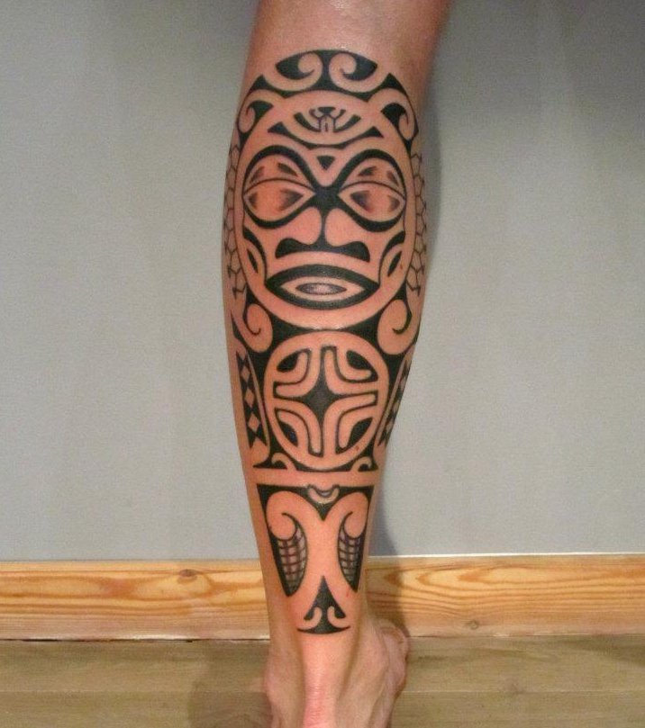 tatouage polynésien mollet homme