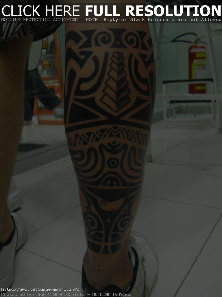 tatouage polynésien mollet homme