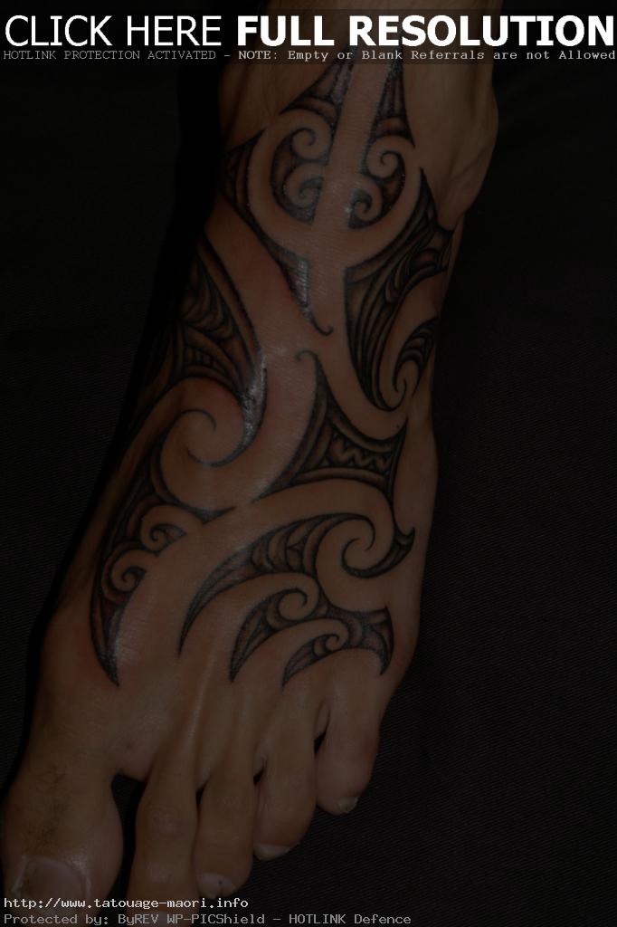 tatouage polynésien pied homme